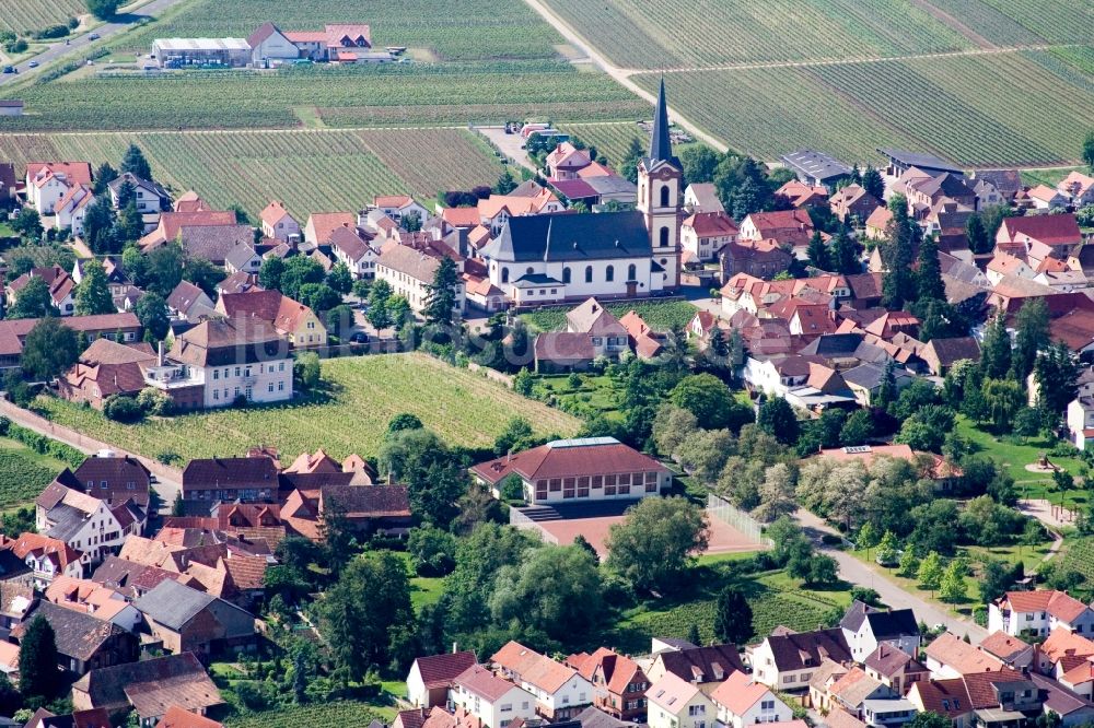 Edenkoben aus der Vogelperspektive: Kirchengebäude in der Dorfmitte in Edenkoben im Bundesland Rheinland-Pfalz