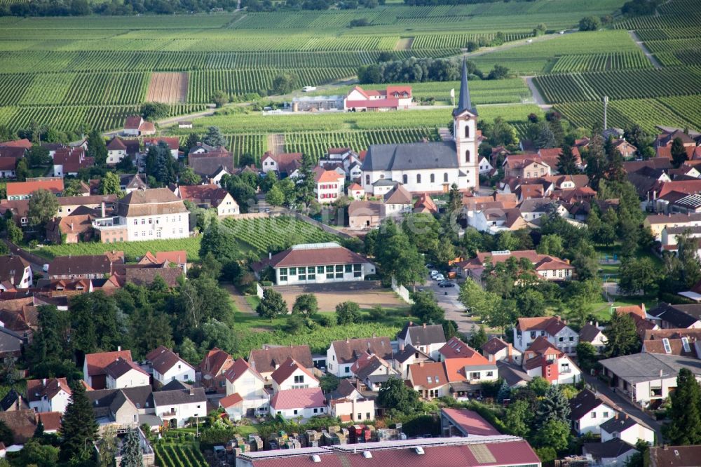 Edesheim von oben - Kirchengebäude in der Dorfmitte in Edesheim im Bundesland Rheinland-Pfalz