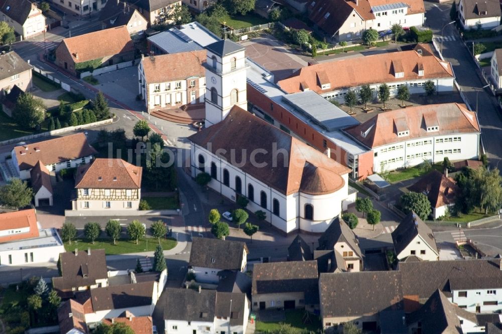 Luftaufnahme Elsass - Kirchengebäude in der Dorfmitte in Elsass in Grand Est, Frankreich