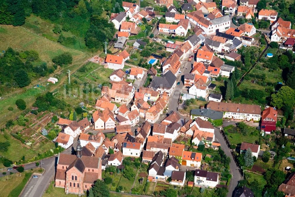 Eußerthal von oben - Kirchengebäude in der Dorfmitte in Eußerthal im Bundesland Rheinland-Pfalz