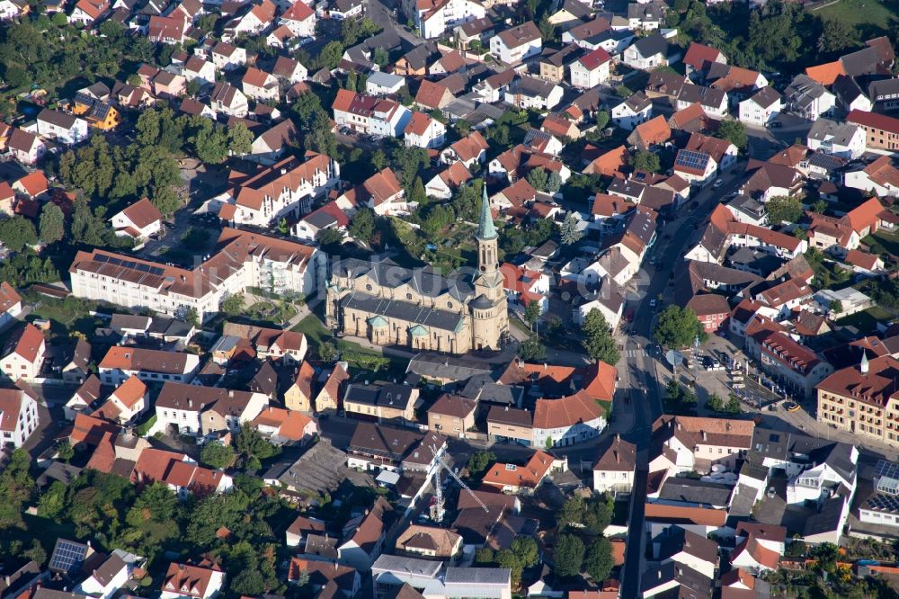 Forst aus der Vogelperspektive: Kirchengebäude in der Dorfmitte in Forst im Bundesland Baden-Württemberg, Deutschland