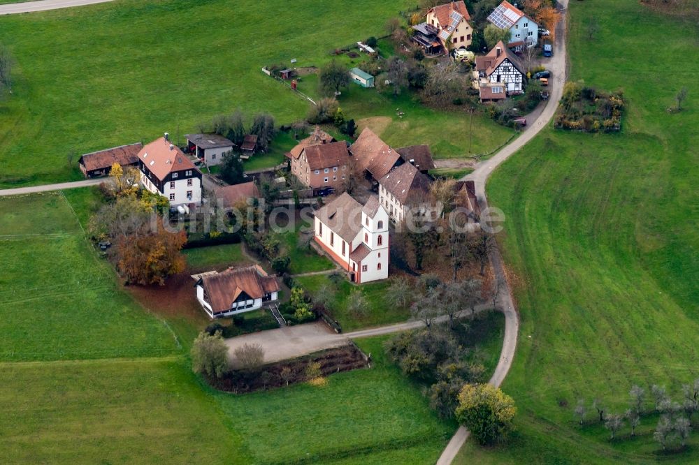 Luftbild Freiamt - Kirchengebäude in der Dorfmitte in Freiamt im Bundesland Baden-Württemberg, Deutschland