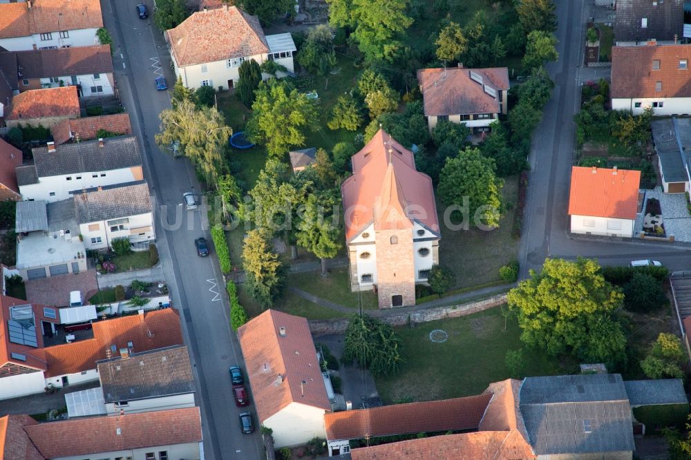 Freimersheim (Pfalz) von oben - Kirchengebäude in der Dorfmitte in Freimersheim (Pfalz) im Bundesland , Deutschland