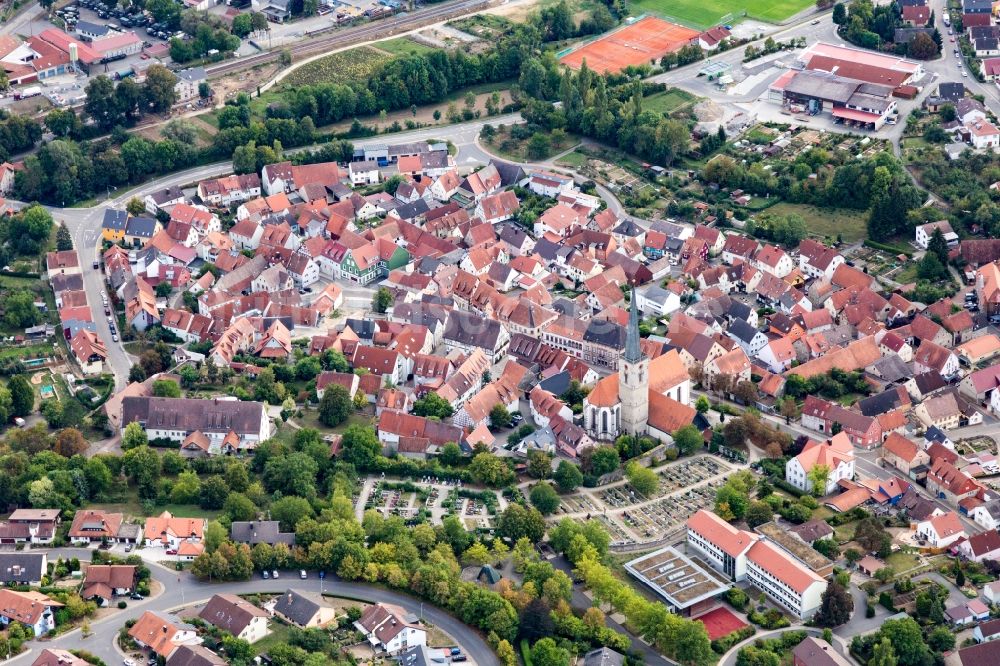 Grünsfeld aus der Vogelperspektive: Kirchengebäude in der Dorfmitte in Grünsfeld im Bundesland Baden-Württemberg, Deutschland