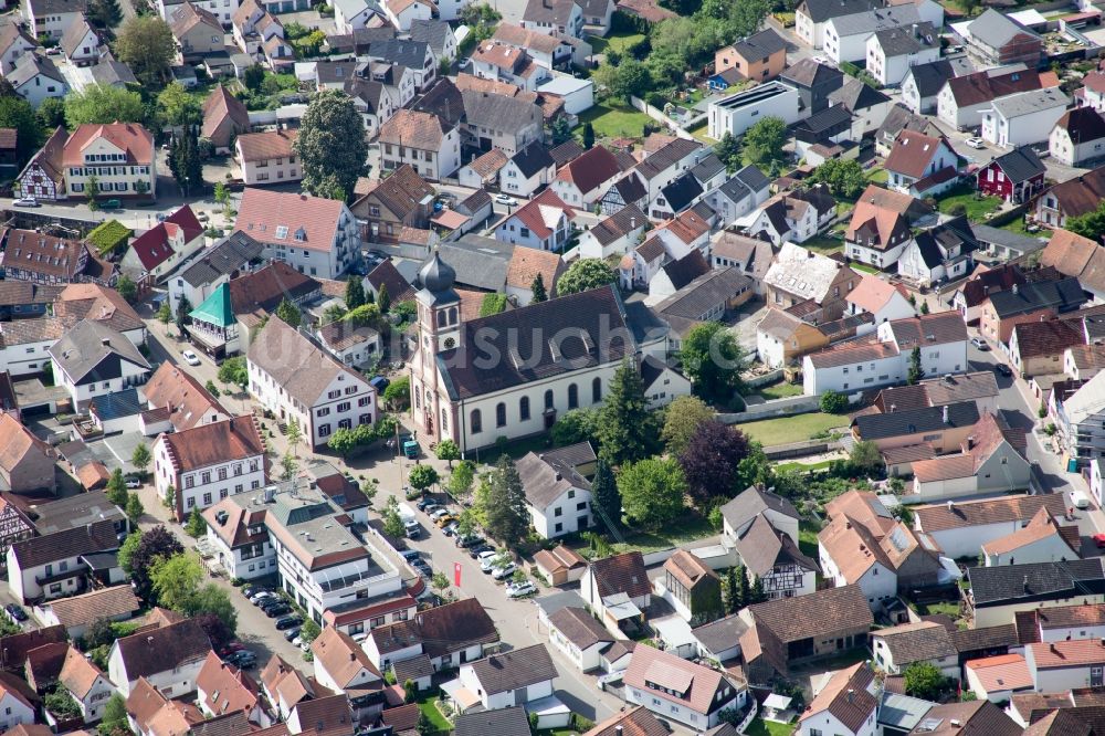 Luftaufnahme Hagenbach - Kirchengebäude in der Dorfmitte in Hagenbach im Bundesland Rheinland-Pfalz, Deutschland