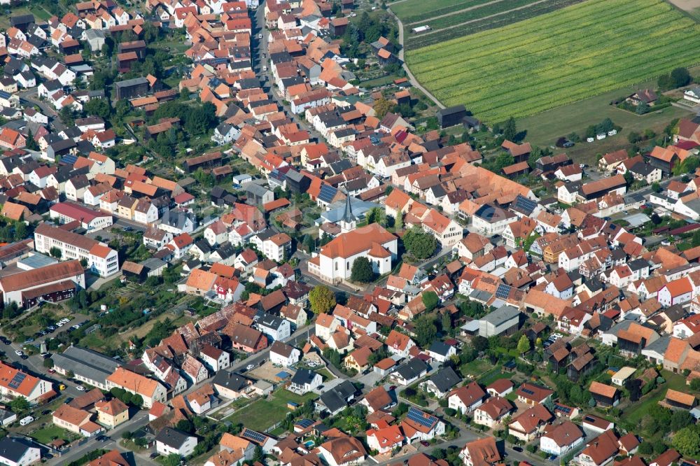 Luftaufnahme Hatzenbühl - Kirchengebäude in der Dorfmitte in Hatzenbühl im Bundesland Rheinland-Pfalz, Deutschland