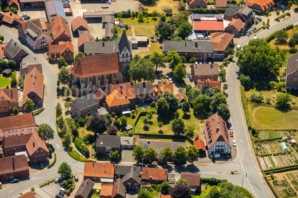 Luftaufnahme Hoetmar - Kirchengebäude in der Dorfmitte in Hoetmar im Bundesland Nordrhein-Westfalen, Deutschland