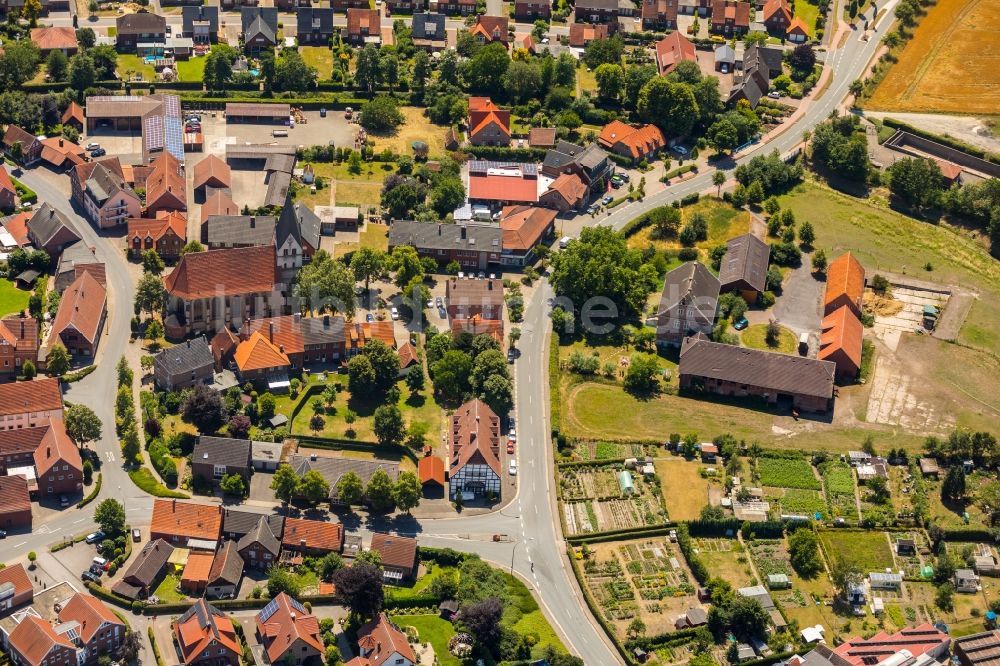 Hoetmar von oben - Kirchengebäude in der Dorfmitte in Hoetmar im Bundesland Nordrhein-Westfalen, Deutschland