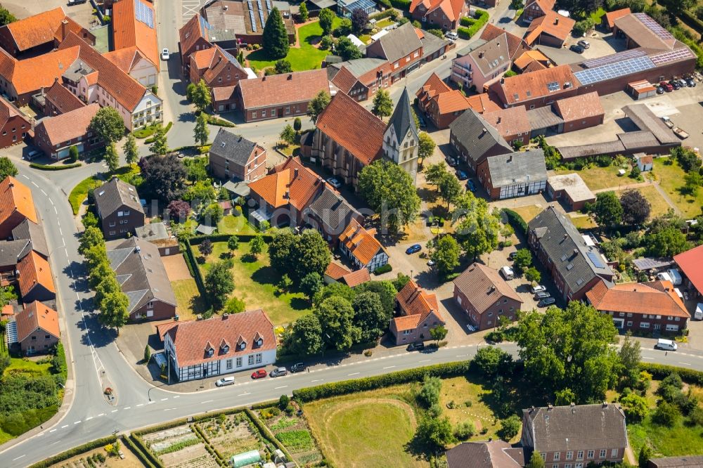 Hoetmar aus der Vogelperspektive: Kirchengebäude in der Dorfmitte in Hoetmar im Bundesland Nordrhein-Westfalen, Deutschland