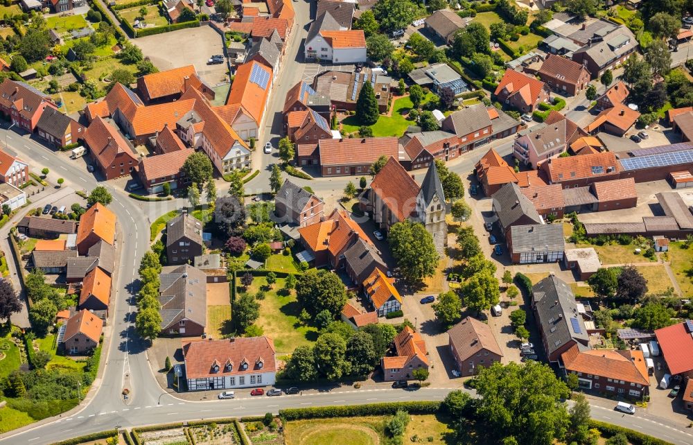 Luftbild Hoetmar - Kirchengebäude in der Dorfmitte in Hoetmar im Bundesland Nordrhein-Westfalen, Deutschland