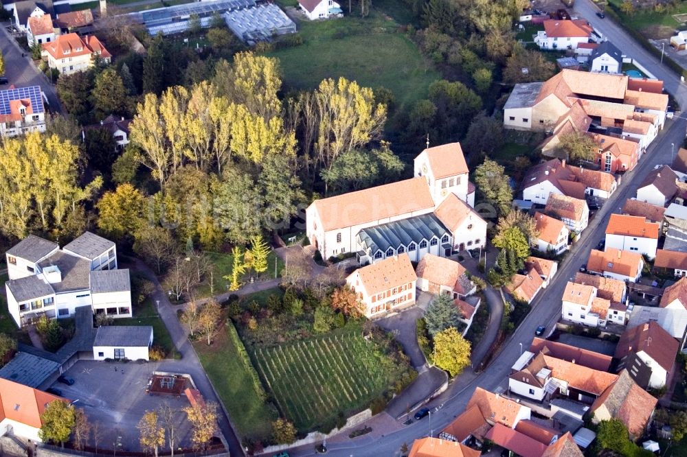 Luftbild Hördt - Kirchengebäude in der Dorfmitte in Hördt im Bundesland Rheinland-Pfalz