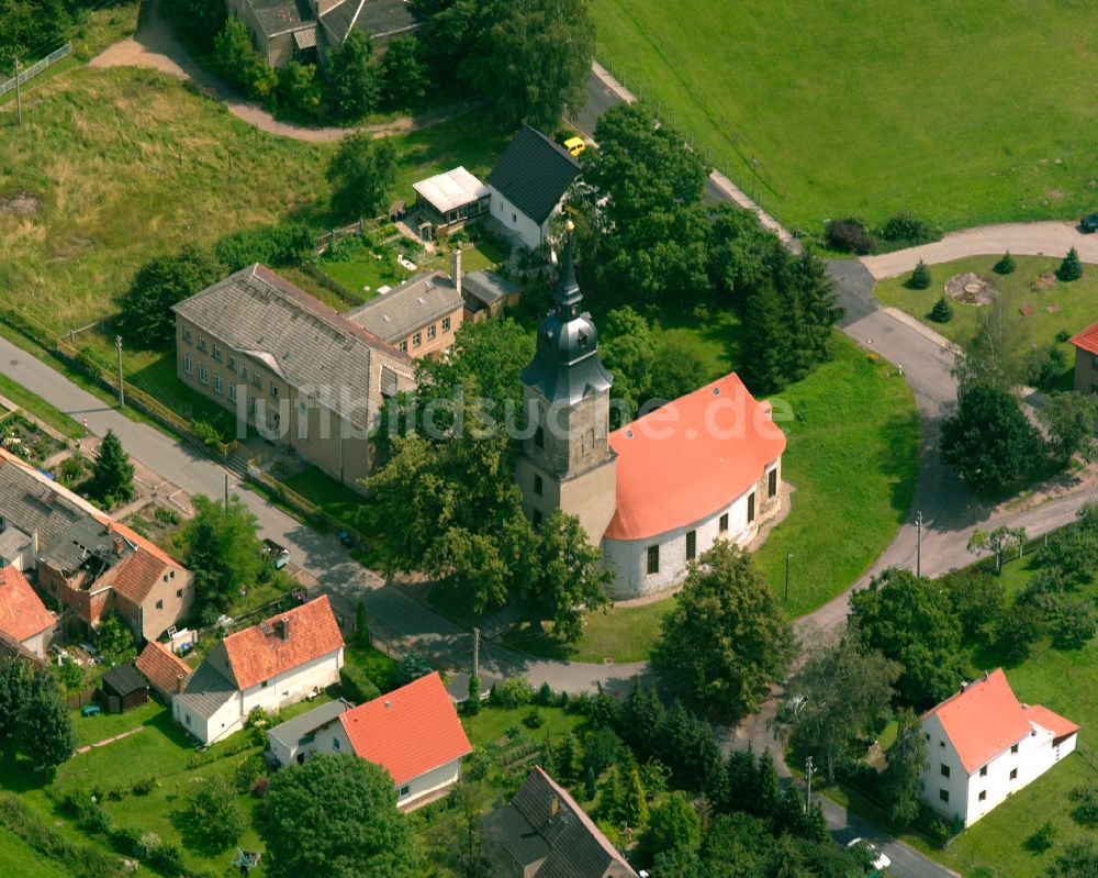 Jahnishausen aus der Vogelperspektive: Kirchengebäude in der Dorfmitte in Jahnishausen im Bundesland Sachsen, Deutschland