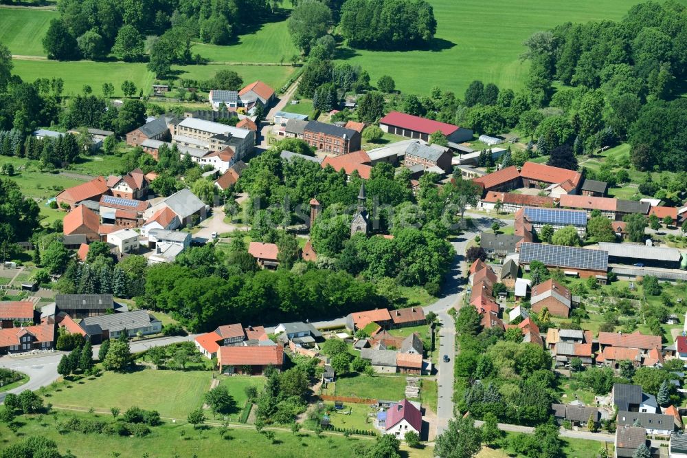 Jeetze von oben - Kirchengebäude in der Dorfmitte in Jeetze im Bundesland Sachsen-Anhalt, Deutschland