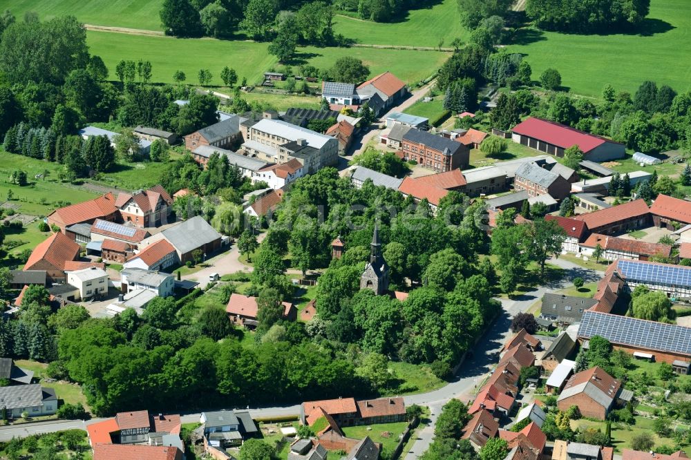 Jeetze aus der Vogelperspektive: Kirchengebäude in der Dorfmitte in Jeetze im Bundesland Sachsen-Anhalt, Deutschland