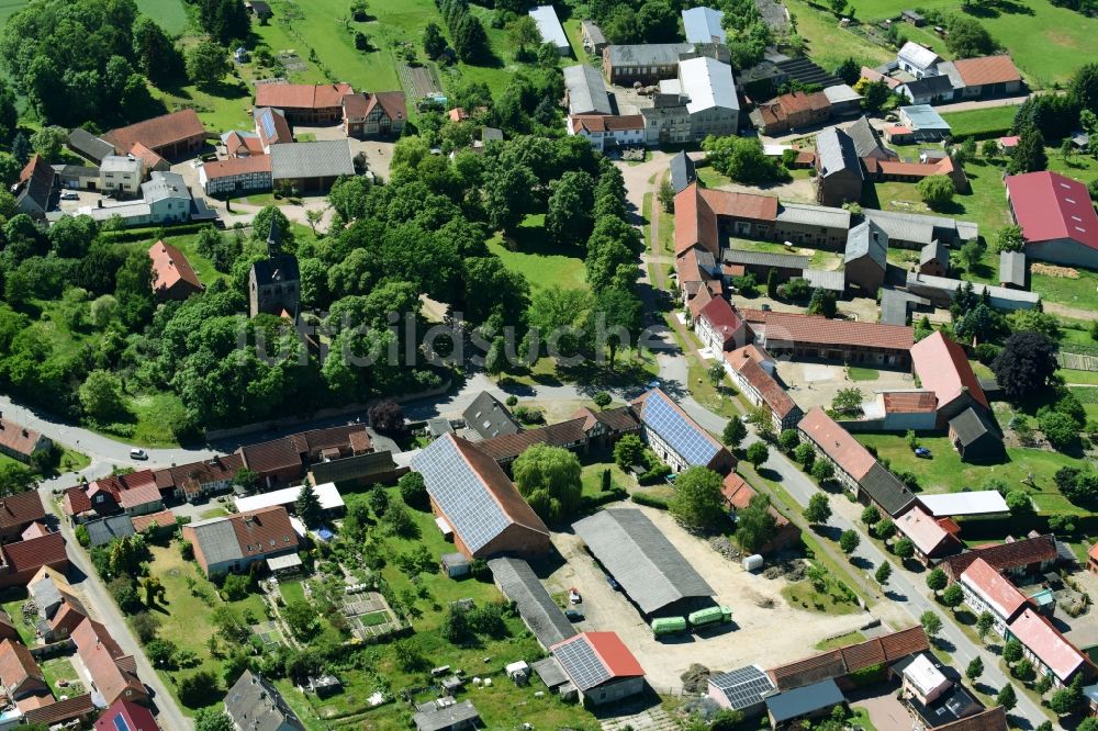 Luftbild Jeetze - Kirchengebäude in der Dorfmitte in Jeetze im Bundesland Sachsen-Anhalt, Deutschland