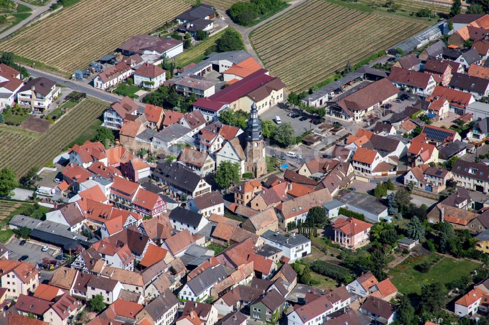 Luftbild Kallstadt - Kirchengebäude in der Dorfmitte in Kallstadt im Bundesland Rheinland-Pfalz, Deutschland