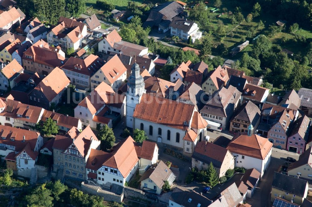 Luftaufnahme Kraichtal - Kirchengebäude in der Dorfmitte in Kraichtal im Bundesland Baden-Württemberg, Deutschland