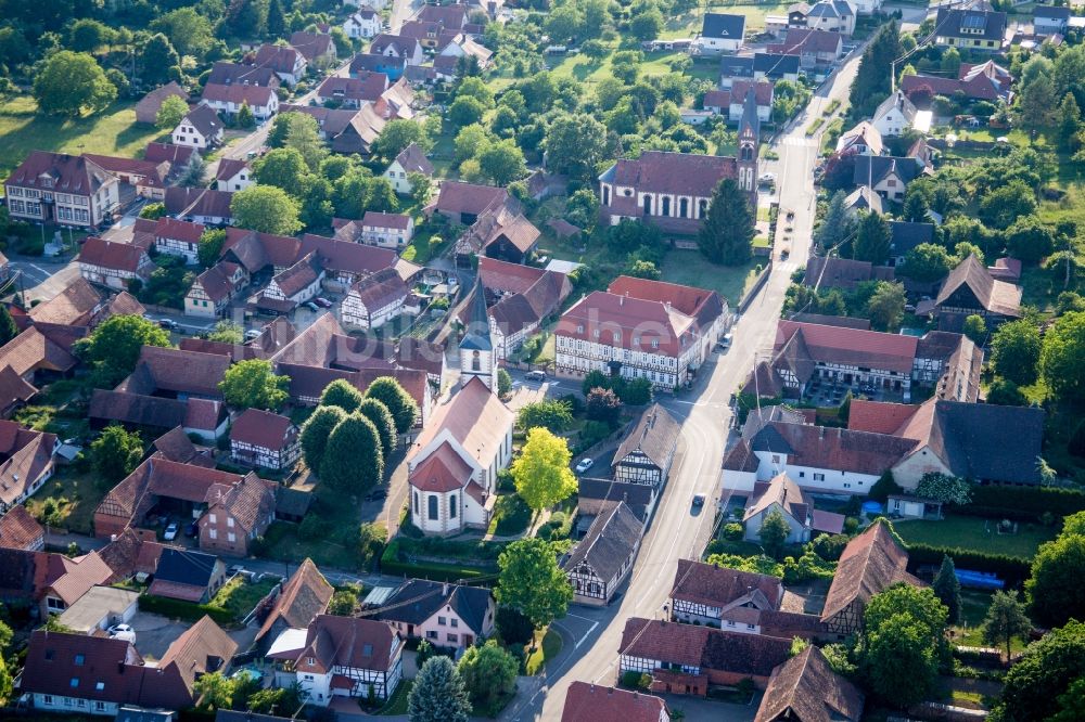 Kutzenhausen aus der Vogelperspektive: Kirchengebäude in der Dorfmitte in Kutzenhausen in Grand Est, Frankreich