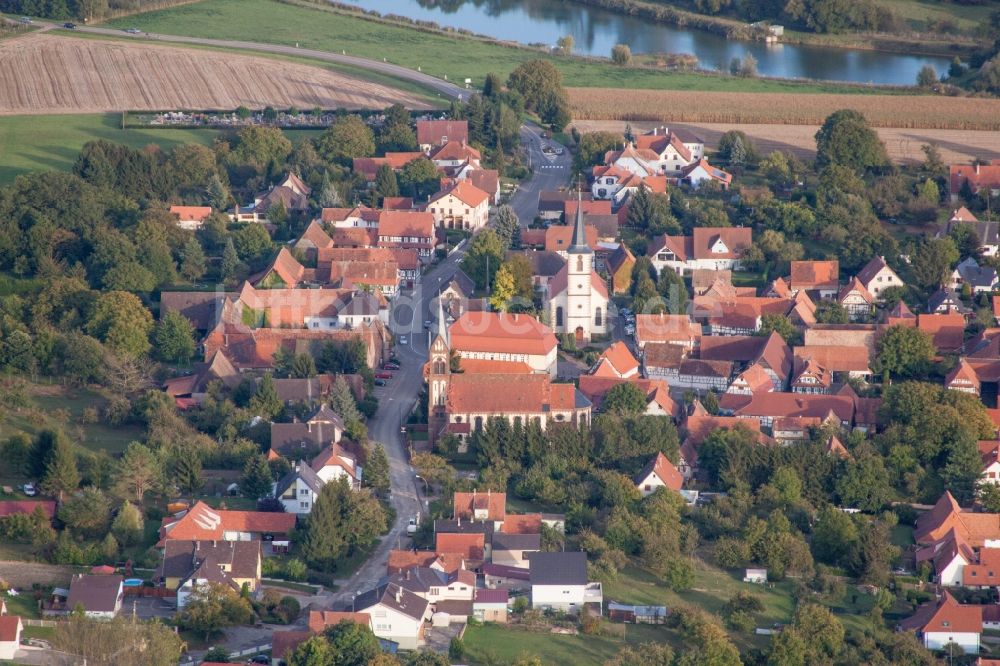 Luftaufnahme Kutzenhausen - Kirchengebäude in der Dorfmitte in Kutzenhausen in Grand Est, Frankreich