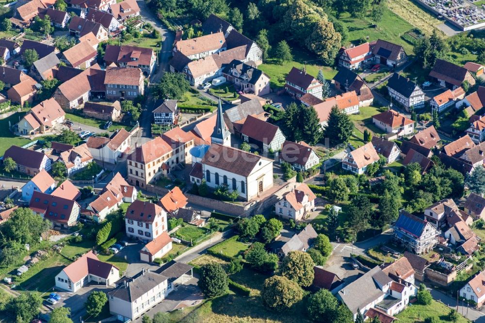 Lampertsloch aus der Vogelperspektive: Kirchengebäude in der Dorfmitte in Lampertsloch in Grand Est, Frankreich