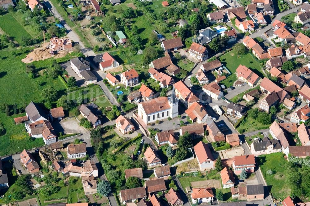 Lampertsloch von oben - Kirchengebäude in der Dorfmitte in Lampertsloch in Grand Est, Frankreich