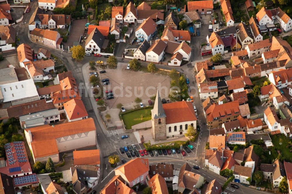 Landau in der Pfalz aus der Vogelperspektive: Kirchengebäude in der Dorfmitte in Landau in der Pfalz im Bundesland Rheinland-Pfalz, Deutschland