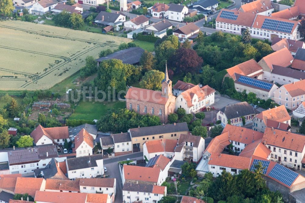 Luftbild Lautersheim - Kirchengebäude in der Dorfmitte in Lautersheim im Bundesland Rheinland-Pfalz, Deutschland