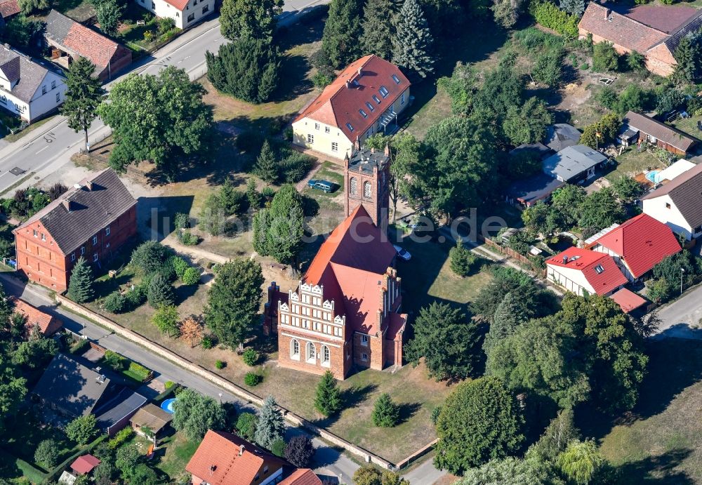 Luftaufnahme Leuthen - Kirchengebäude in der Dorfmitte in Leuthen im Bundesland Brandenburg, Deutschland