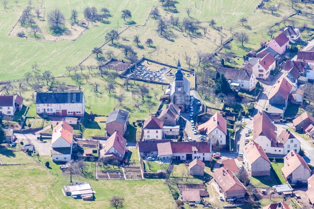 Liederschiedt aus der Vogelperspektive: Kirchengebäude in der Dorfmitte in Liederschiedt in Grand Est, Frankreich