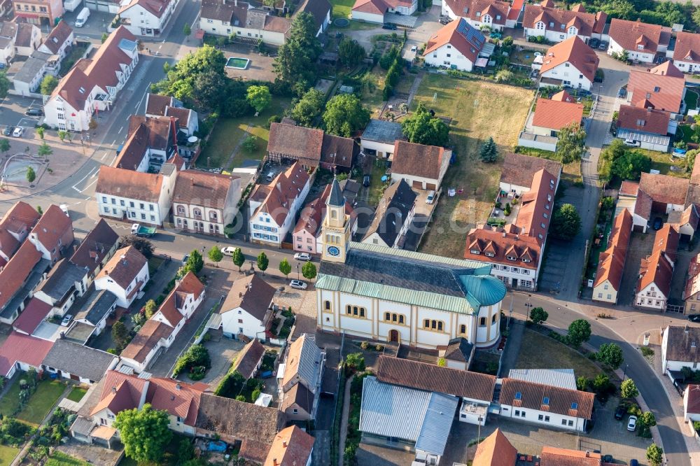 Luftaufnahme Lingenfeld - Kirchengebäude in der Dorfmitte in Lingenfeld im Bundesland Rheinland-Pfalz, Deutschland