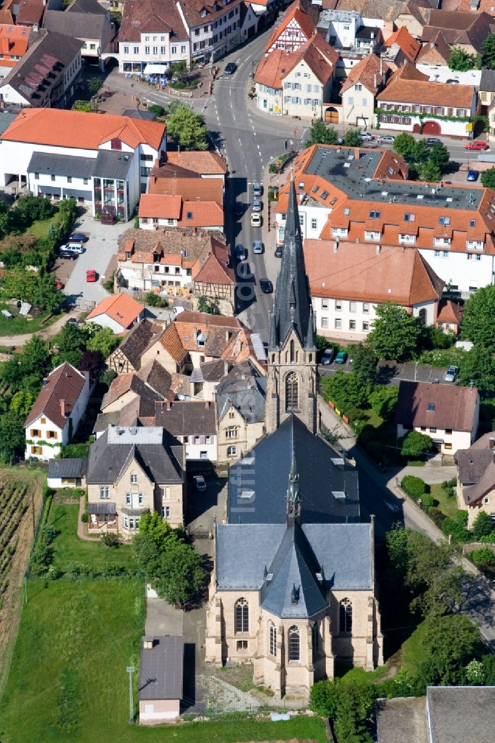 Luftaufnahme Maikammer - Kirchengebäude in der Dorfmitte in Maikammer im Bundesland Rheinland-Pfalz