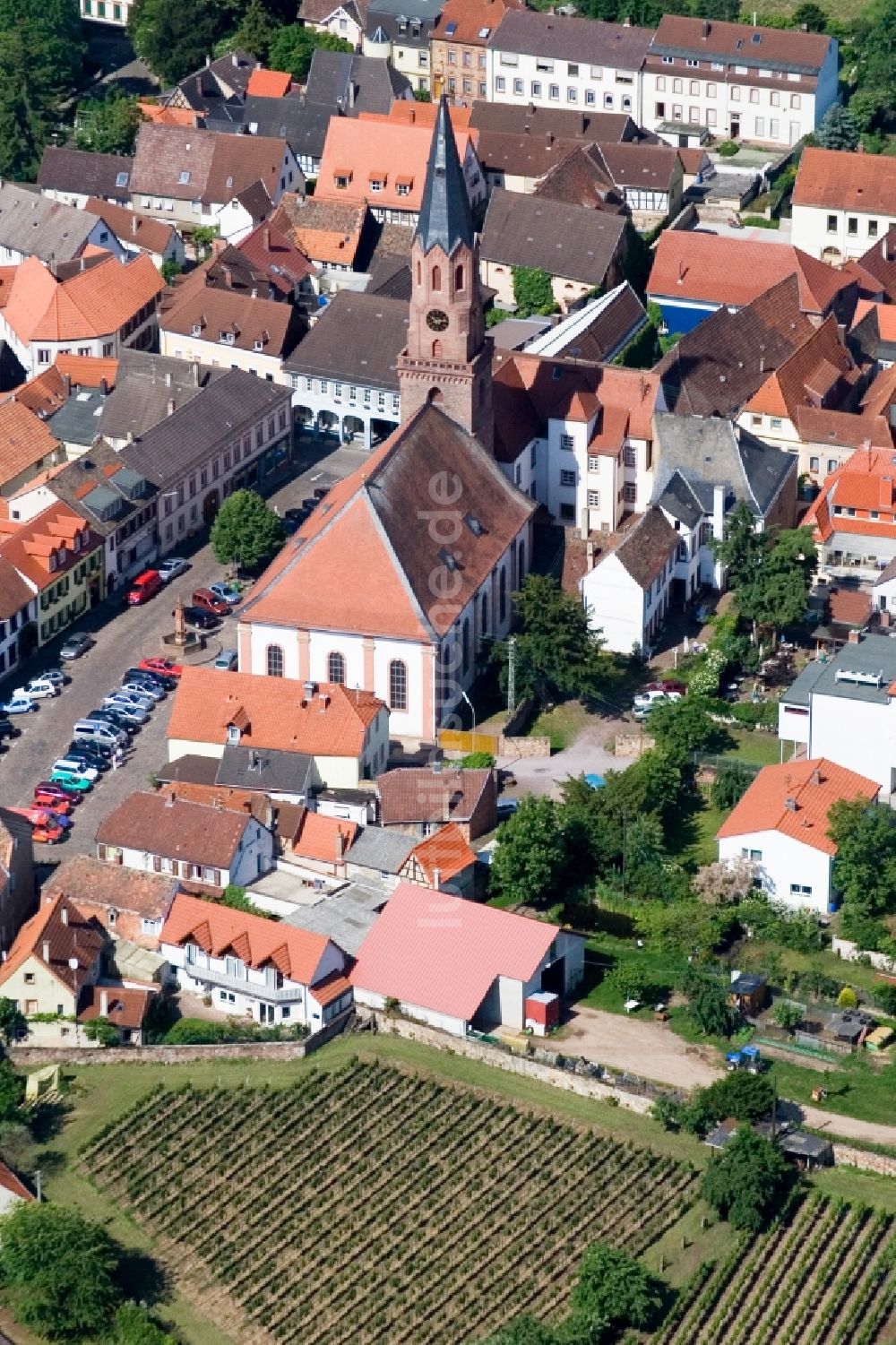 Maikammer von oben - Kirchengebäude in der Dorfmitte in Maikammer im Bundesland Rheinland-Pfalz