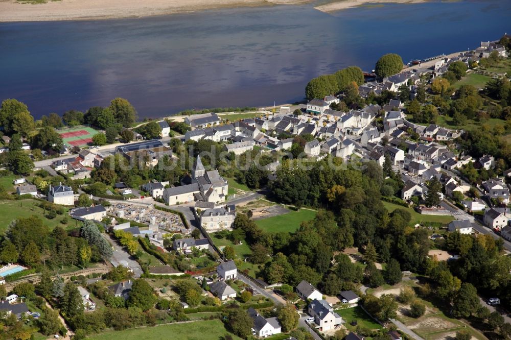 Luftbild Montsoreau - Kirchengebäude in der Dorfmitte in Montsoreau in Pays de la Loire, Frankreich