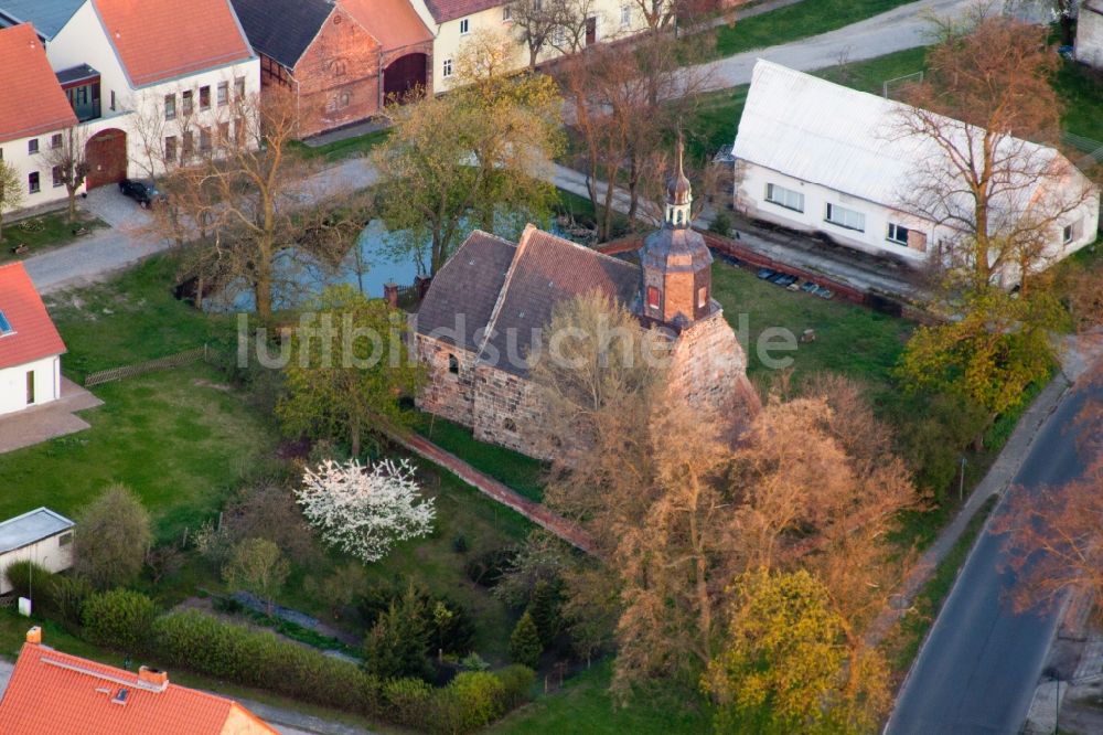 Niederer Fläming aus der Vogelperspektive: Kirchengebäude in der Dorfmitte in Niederer Fläming im Bundesland Brandenburg, Deutschland