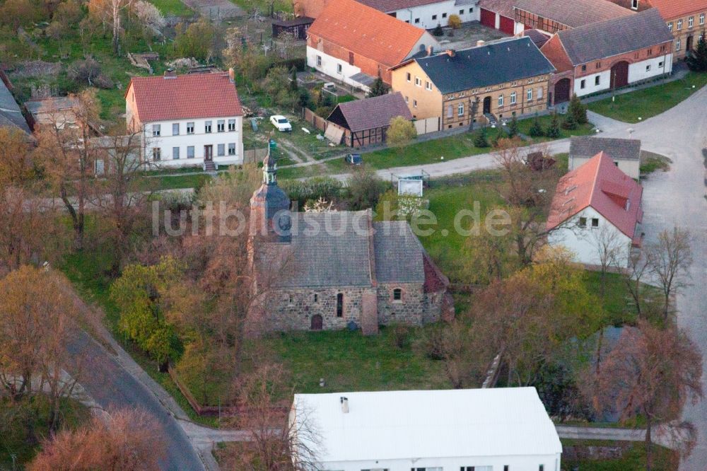 Luftaufnahme Niederer Fläming - Kirchengebäude in der Dorfmitte in Niederer Fläming im Bundesland Brandenburg, Deutschland