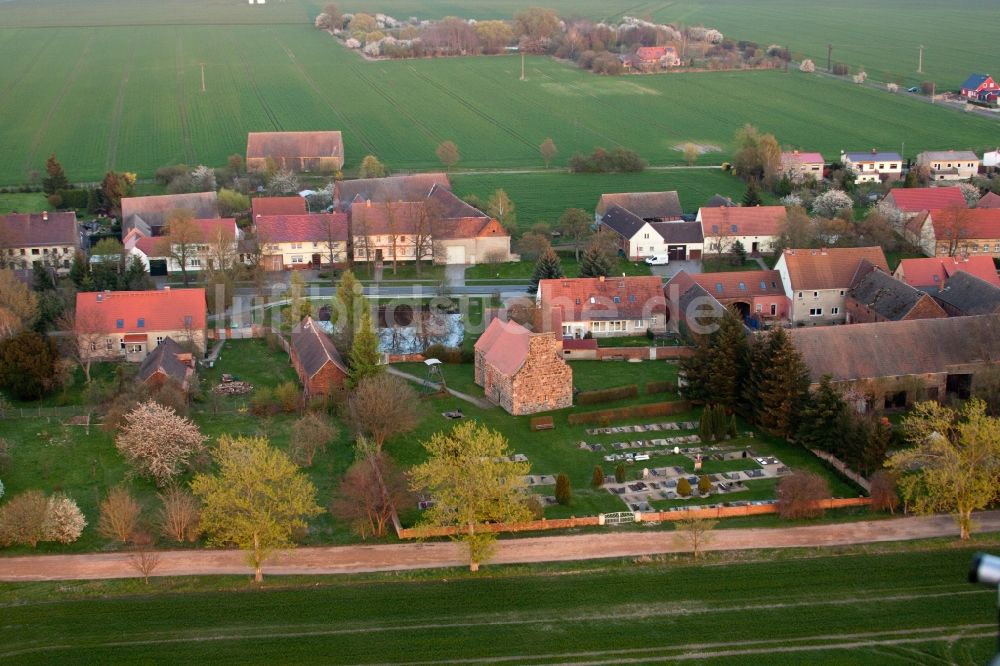 Niederer Fläming von oben - Kirchengebäude in der Dorfmitte in Niederer Fläming im Bundesland Brandenburg, Deutschland