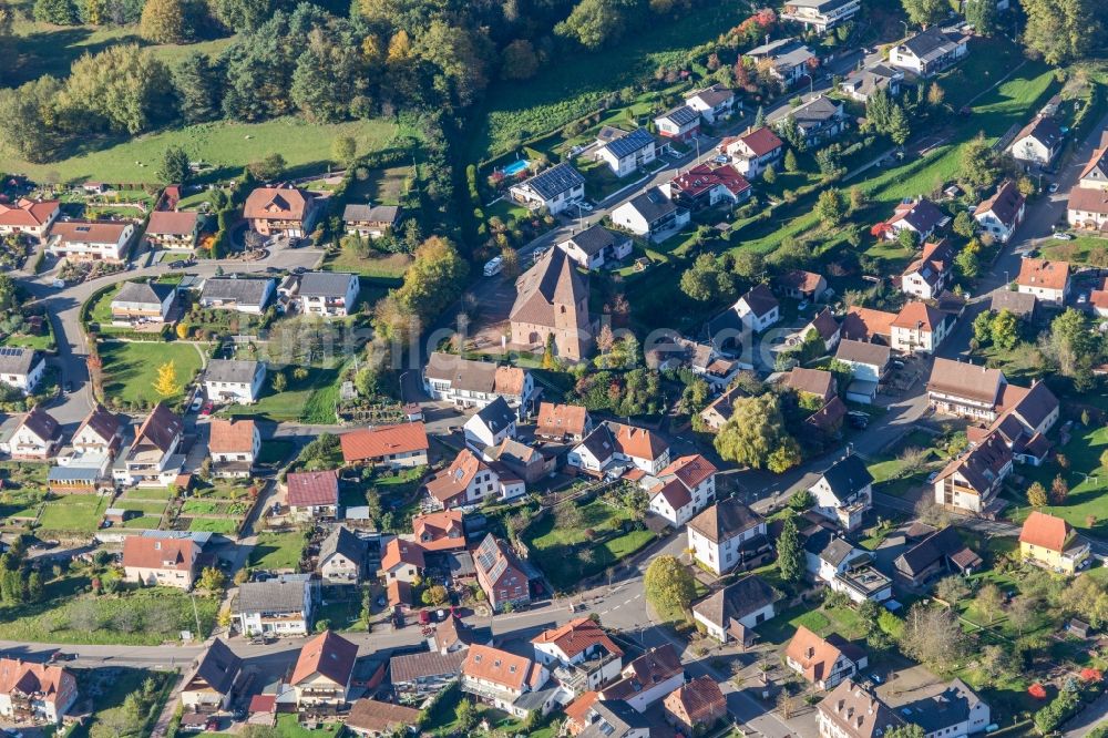 Luftaufnahme Niederschlettenbach - Kirchengebäude in der Dorfmitte in Niederschlettenbach im Bundesland Rheinland-Pfalz, Deutschland