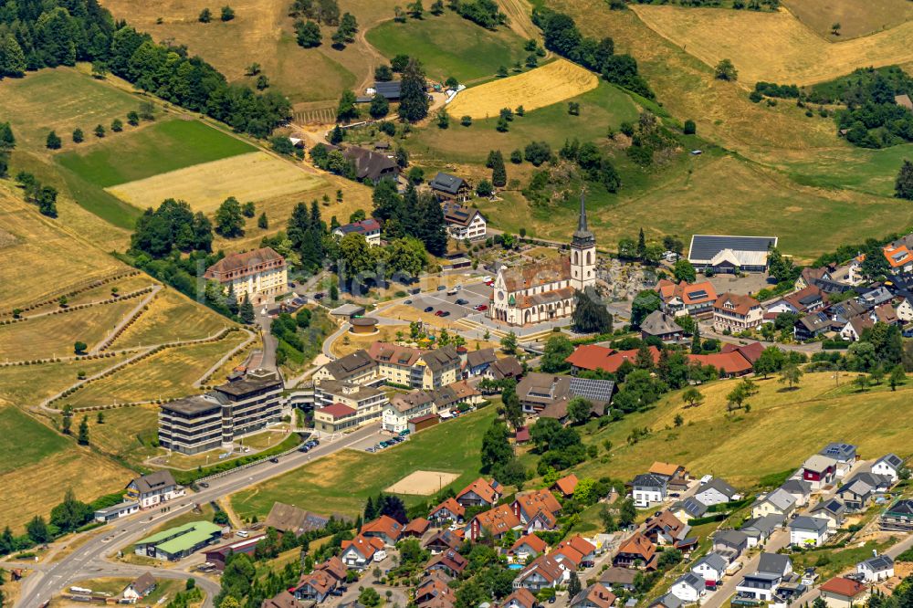 Luftaufnahme Nordrach - Kirchengebäude in der Dorfmitte in Nordrach im Bundesland Baden-Württemberg, Deutschland