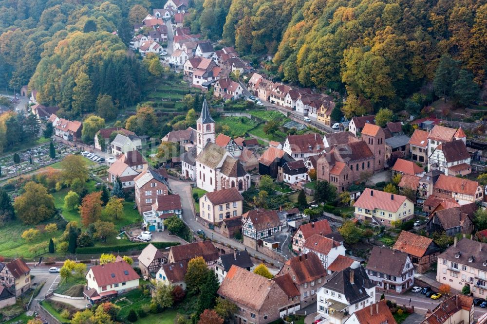 Oberbronn von oben - Kirchengebäude in der Dorfmitte in Oberbronn in Grand Est, Frankreich