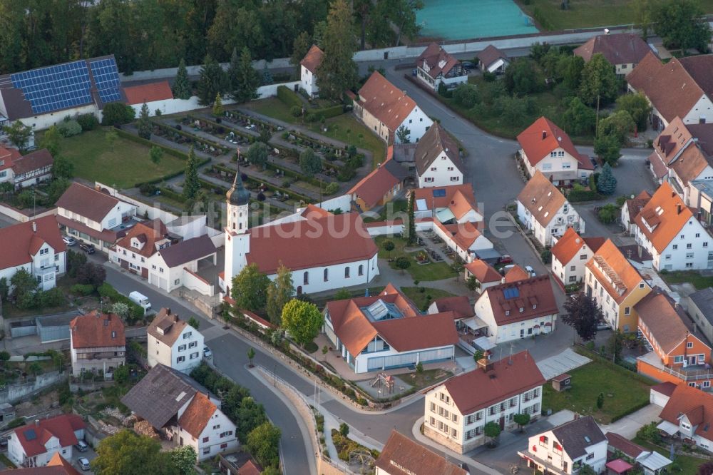 Obermarchtal von oben - Kirchengebäude in der Dorfmitte in Obermarchtal im Bundesland Baden-Württemberg, Deutschland