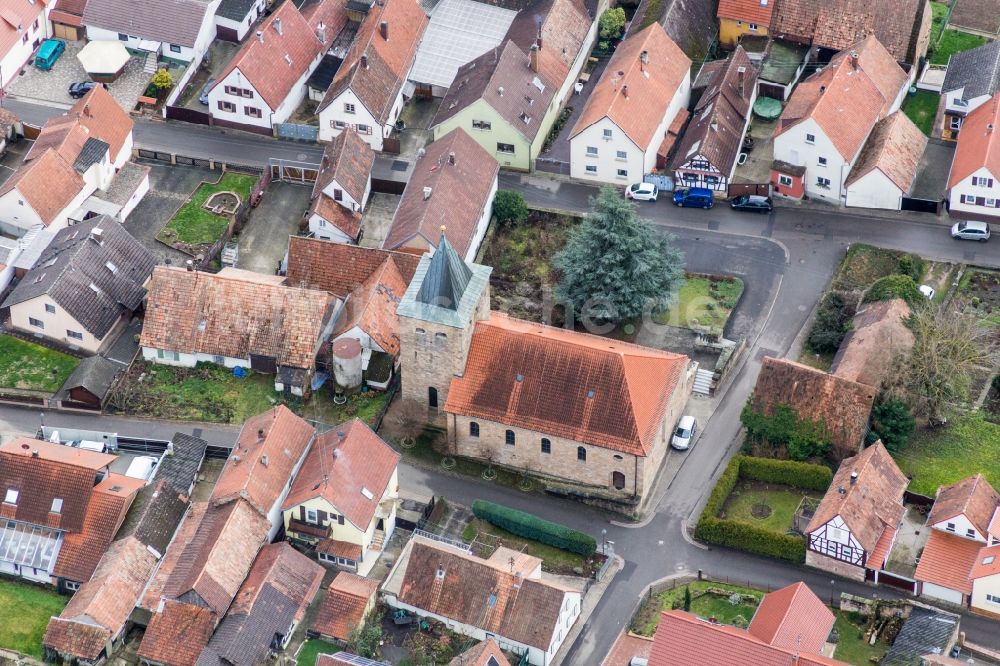 Oberotterbach von oben - Kirchengebäude in der Dorfmitte in Oberotterbach im Bundesland Rheinland-Pfalz, Deutschland