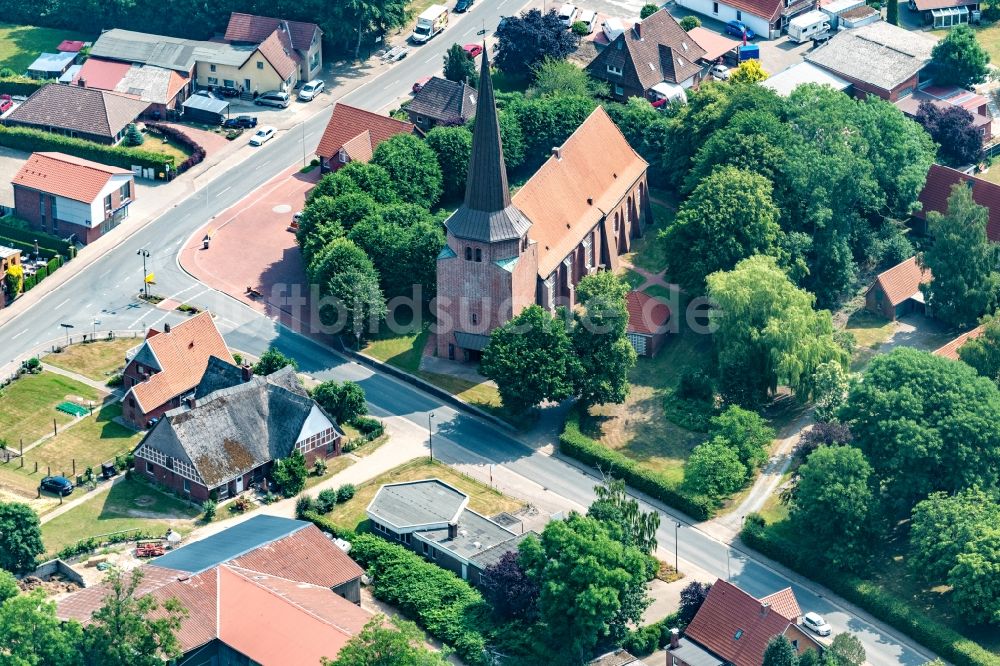 Oederquart aus der Vogelperspektive: Kirchengebäude in der Dorfmitte in Oederquart im Bundesland Niedersachsen, Deutschland