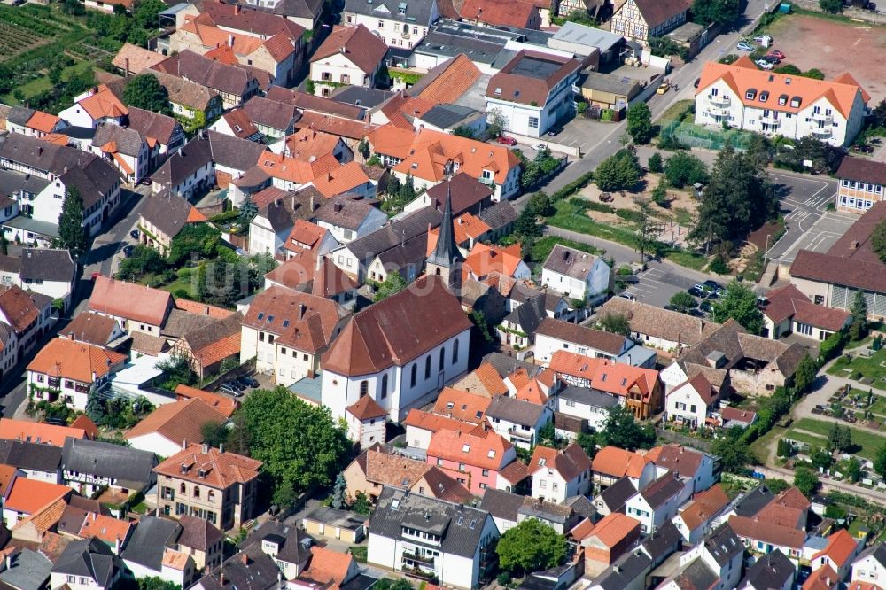 Luftbild Neustadt an der Weinstraße - Kirchengebäude in der Dorfmitte im Ortsteil Diedesfeld in Neustadt an der Weinstraße im Bundesland Rheinland-Pfalz