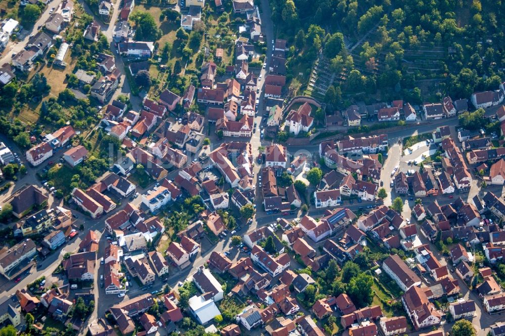 Luftaufnahme Keltern - Kirchengebäude in der Dorfmitte im Ortsteil Dietlingen in Keltern im Bundesland Baden-Württemberg, Deutschland