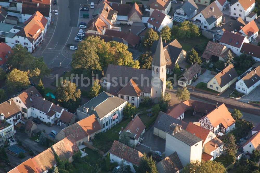 Luftbild Eggenstein-Leopoldshafen - Kirchengebäude in der Dorfmitte im Ortsteil Eggenstein in Eggenstein-Leopoldshafen im Bundesland Baden-Württemberg