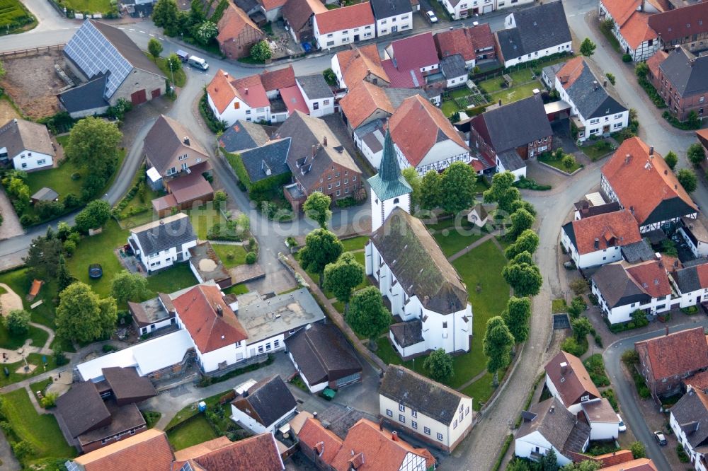 Luftaufnahme Brakel - Kirchengebäude in der Dorfmitte im Ortsteil Erkeln in Brakel im Bundesland Nordrhein-Westfalen