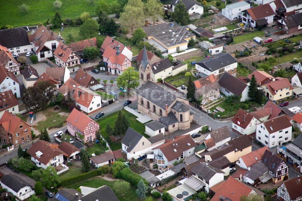 Bensheim von oben - Kirchengebäude in der Dorfmitte im Ortsteil Fehlheim in Bensheim im Bundesland Hessen, Deutschland