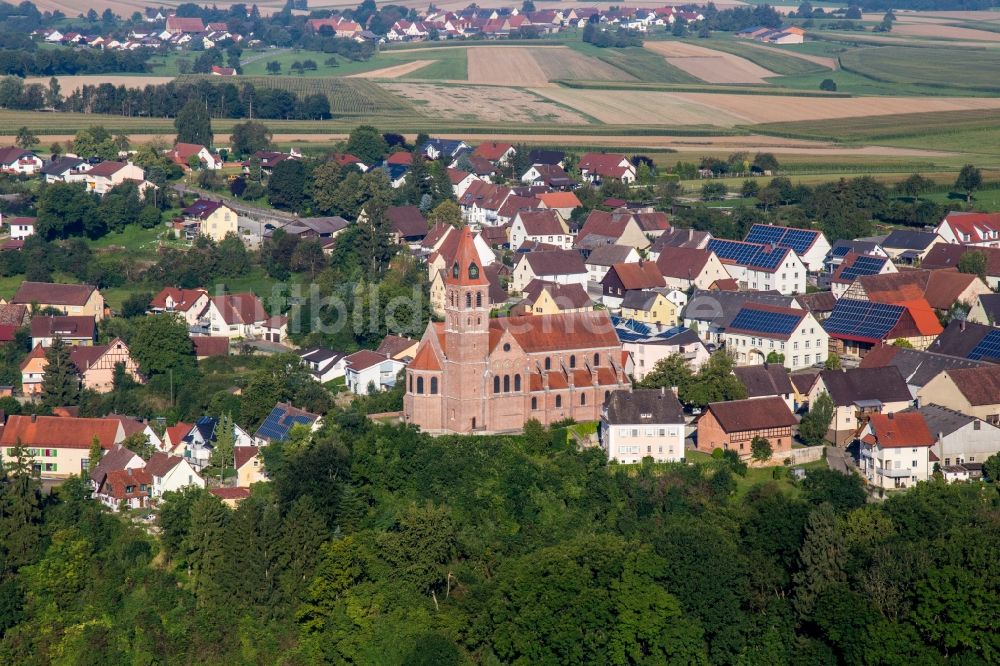 Luftbild Herbertingen - Kirchengebäude in der Dorfmitte im Ortsteil Hundersingen in Herbertingen im Bundesland Baden-Württemberg, Deutschland