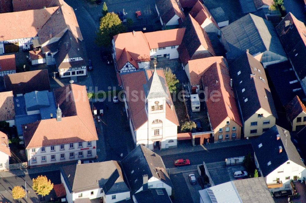 Billigheim-Ingenheim aus der Vogelperspektive: Kirchengebäude in der Dorfmitte im Ortsteil Ingenheim in Billigheim-Ingenheim im Bundesland Rheinland-Pfalz