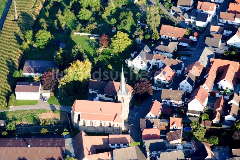 Luftbild Billigheim-Ingenheim - Kirchengebäude in der Dorfmitte im Ortsteil Ingenheim in Billigheim-Ingenheim im Bundesland Rheinland-Pfalz